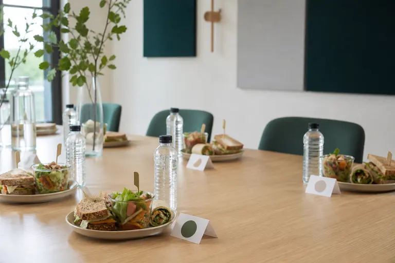 Individuele vergaderlunches met brood, wraps en salade